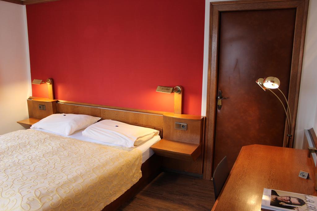 Hotel Restaurant Schweizerhaus كلاغنفورت المظهر الخارجي الصورة